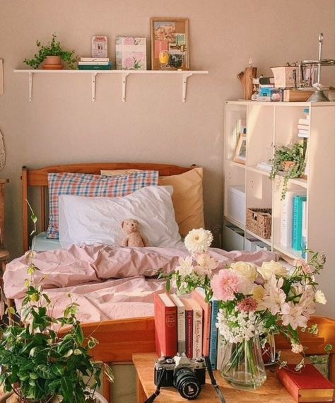 Urban Outfitters Cottagecore, Ditsy Bedroom Ideas, Bedroom Ideas Funky, Dutch Pastel Aesthetic Bedroom, Room Color Schemes Bedroom, Room Ideas Floral, Pastel Room, Room Deco, Redecorate Bedroom