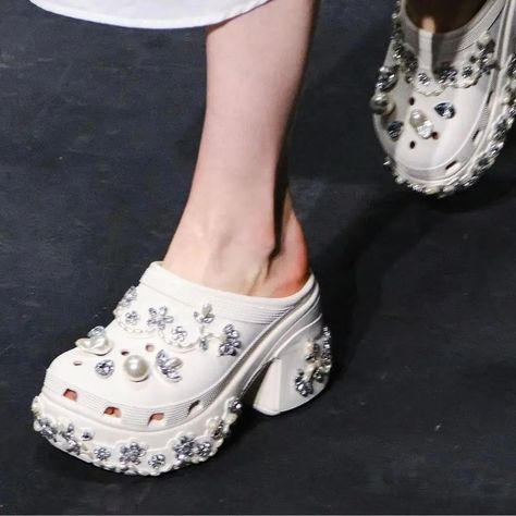 Simone Rocha brought Bridal Crocs to LFW - Bridal Crocs, Rehersal Dress, White Block Heels, Ugly Shoes, Fashion Media, Wedding Rituals, Rehearsal Dress, Couture Week, Tiered Wedding Cake