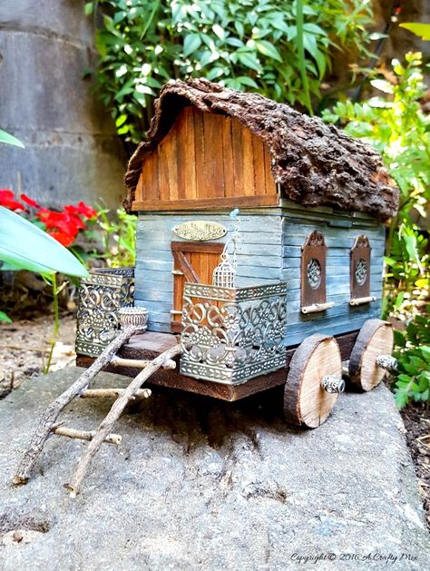 Upcycled lunchbox caravan, by A Crafty Mix, featured on Funky Junk Interiors Unicorn Spit, Fairy Crafts, Diy Fairy, Fairy Gardens, Fairy Houses, Decoration Diy, Fairy House, Tin Can, Garden Decoration