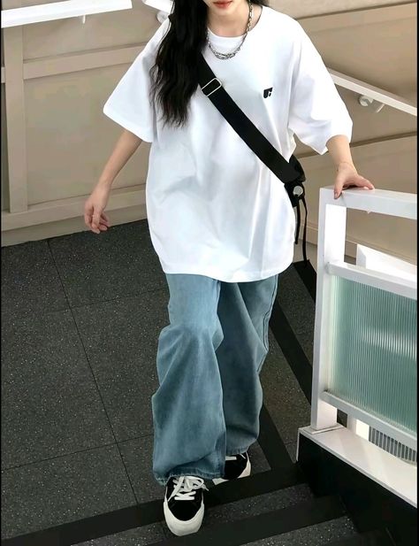 Oversized Tshirt Outfit Korean, White Tshirt And Jeans, Korean Fashion Summer Street Styles, Casual Home Outfits, Oversized Tshirt Outfit, Tomboy Outfit, Oversize Tshirt Outfits, Boyish Outfits, Fancy Short Dresses