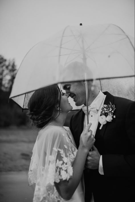 Wedding Photo Rainy Day, Wedding Pictures Rain, Wedding Rain Photography, Rainy Day Wedding Pictures, Rain Wedding Photos, Pictures In The Rain, Rainy Wedding Photos, Rain Wedding, Rainy Day Wedding