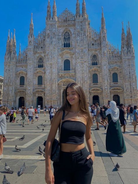 Milan Night Outfit, Milan Italy Instagram Pictures, Milan Aesthetic Outfit, Italy Instagram Posts, Italy Poses Instagram, Milan Pics Ideas, Milan Instagram Pictures, Milan Picture Ideas, Milan Italy Outfit