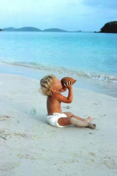 Kid on a beach #coconut #HowToHaveAHealthyNutrition Beach Babies, Inspiration Photoshoot, Baby Drinks, Beach Pink, Foto Baby, Babymoon, Beach Kids, Beach Baby, Tiny Humans