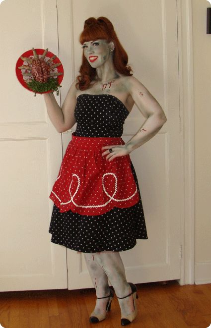 Zombie Housewife, Pinup Halloween Costume, Housewife Costume, Carnaval Ideas, Pinup Costume, Monster Bar, Zombie Ideas, Pin Up Costume, Zombie Pin Up