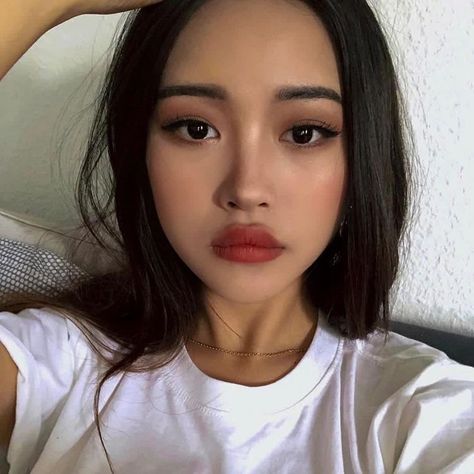 Ulzzang girl Korean Makeup Tan Skin, Korean Makeup Black Skin, Tan Skin Makeup Asian, Filipino Makeup, Tan Skin Makeup, Maroon Makeup, No Make Up Make Up Look, Korean Natural Makeup, Korean Makeup Look