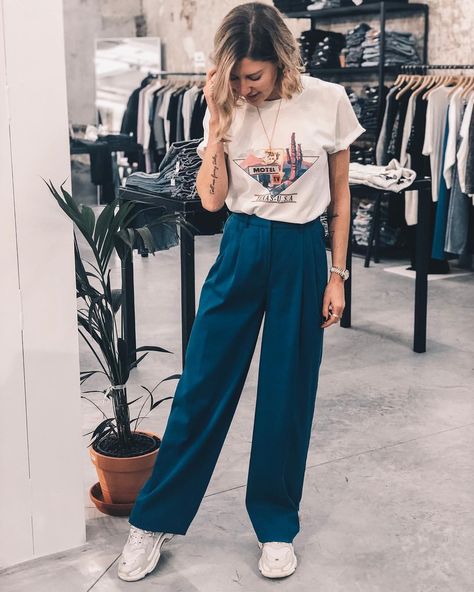 EW BLUE TROUSERS ⚡️⚡️⚡️ and I gotta say that I love this blue for spring ! Pants 119,99€ #newarrivals #kuregirls #ootd #springcollectio Blue Pleated Pants Outfit, Blue Trouser Outfit Women, Blue Pants Outfit Work, Blue Wide Leg Pants Outfit, Trousers Ootd, Blue Trousers Outfit, Pleated Pants Outfit, Tailored Pants Outfit, Outfit Trousers