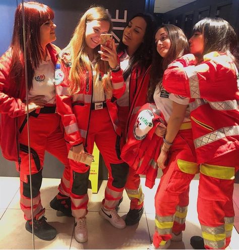 Emt Women Outfit, Paramedic Outfit, Paramedic Uniform, Paramedic School, Girl Firefighter, Sport Aesthetic, Emergency Ambulance, Female Firefighter, Nurse Midwife