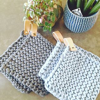 Ravelry: GitteHerloev's Chunky potholders Knitted Hot Pads, Potholder Patterns Free, Crochet Pot Holders Free Pattern, Yarn And Needles, Crochet Hot Pads, Seat Belt Covers, Womens Knitting Patterns, Chunky Knitting Patterns, Potholder Patterns