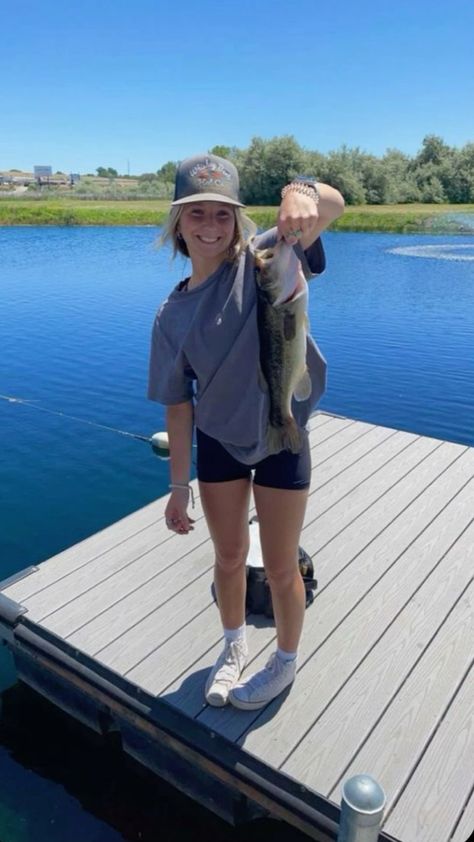 Country Life Style Aesthetic, Lake Clothes Ideas Summer Outfits, Country Camping Outfits, Lake Outfits Aesthetic, Going Fishing Outfit, Fishing Outfit Aesthetic, Fishing Pictures Instagram, Fishing Trip Outfit Woman, Summer Lake House Outfits