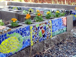 Cinder Block Garden, Cement Blocks, Diy Mosaic, Mosaic Ideas, Concrete Garden, Mosaic Decor, School Garden, Cinder Block, Mosaic Garden