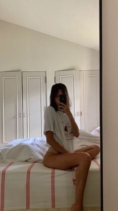 Flirty Photo Poses, Aesthetic Seductive Outfits, Scandalous Pic Ideas, Flirty Selfie Poses, Boudier Pic Poses Mirror, Spicy Picture Ideas Mirror, Bed Mirror Selfie, Sitting In Front Of Mirror Selfie, Pic Idea Spicy