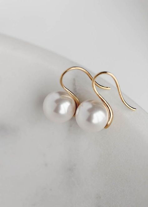 Gold bridal earrings for the style obsessed bride 19 Jewelries Aesthetic, Pearl And Gold Jewelry, Modern Bridal Earrings, Bridal Jewelry Gold, Modern Pearl Earrings, Modern Pearl Jewelry, Pearl Earrings Designs, Wedding Headpieces, Amazon Jewelry