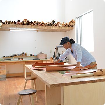 Leather Storage Ideas, Leather Workshop Studio, Leather Workshop Ideas, Workspace Studio, Leather Studio, Workshop Studio, Vintage Modern Style, Leather Storage, Workshop Design