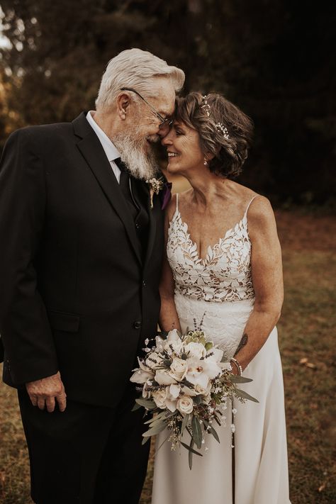 Older People Wedding Photography, Second Marriage Photo Ideas, Second Marriage Wedding Photos, Senior Wedding Photography, Wedding Photography For Older Couples, Elderly Wedding Photography, Middle Aged Wedding Photos, Old Couple Wedding Photography, Wedding Photography Poses Older Couple