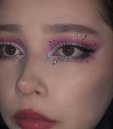 Matching Makeup Looks For Friends, Rave Makeup Looks, Cassie Makeup, Makeup Inspo Grunge, Soft Pink Makeup, Uni Makeup, Soft Makeup Look, Make Up Gold, Pink Eye Makeup