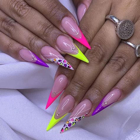 Joyce Silva 🇧🇷🇪🇨 on Instagram: "Neon 🌈🎭🎊" Summer Stiletto Nails 2024, Birthday Nails Stiletto Long, Stilleto Nails 2024, Glam Nails Designs, Long Stiletto Nails Design, Nails Design Stiletto, 90s Theme Nails, Nail Boo, Salmon Nails