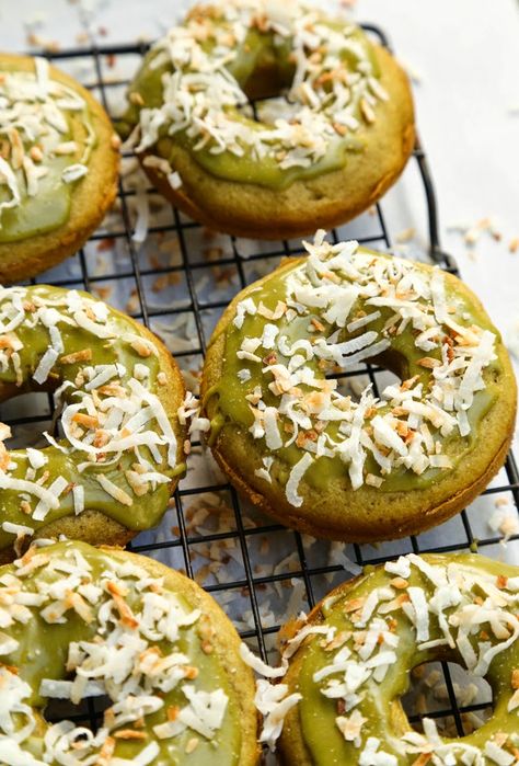 Green Tea & Coconut Donuts Matcha Ideas, Green Tea Recipes Desserts, Matcha Green Tea Recipes, Matcha Dessert, Baked Doughnuts, Healthy Donuts, Green Tea Recipes, Matcha Recipe, Matcha Green Tea Powder