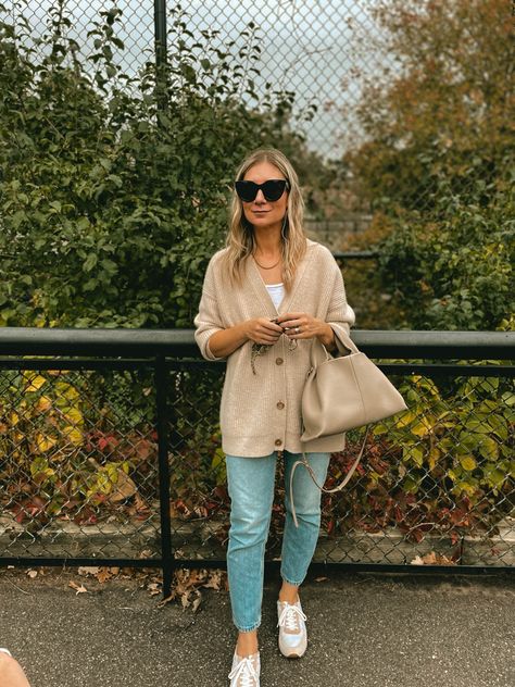 Jeans And Cardigan Outfit Fall, Light Fall Outfits, Light Wash Jeans Outfit, Karin Emily, Personal Uniform, Cardigan And Jeans, Emily Style, Amanda Diaz, Mama Fashion