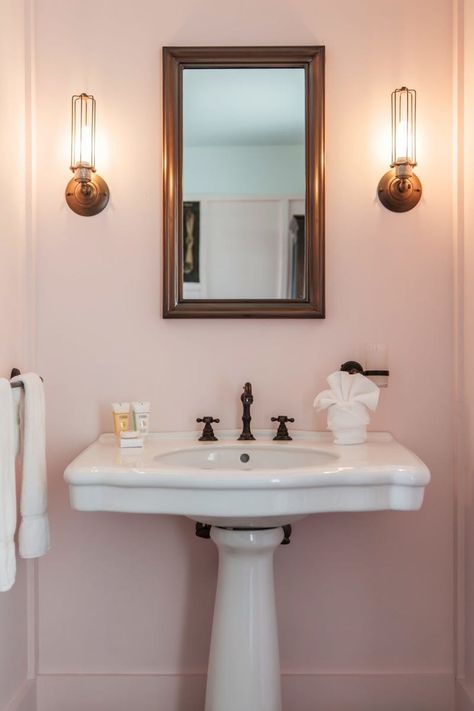 These modern (& sophisticated) bathrooms prove that "Millennial Pink" isn't going anywhere anytime soon. Plum Bathroom, Modern Pink Bathroom, Blush Bathroom, Pink Bedroom Walls, Pink Bedroom For Girls, Sophisticated Bathroom, Pink Bedroom Decor, Pretty Bathrooms, Colors Palette