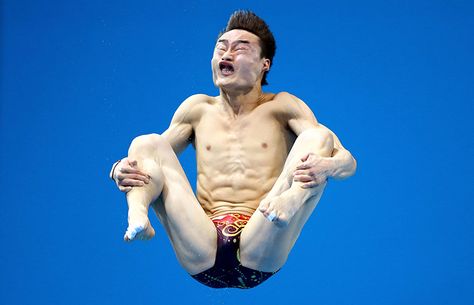 Alien impression: Kai Qin of China competes in the men's 3m springboard diving semi-final on day 11 of the London 2012 Olympic Games at the Aquatics CentrePhotograph: Al Bello/Getty Images Olympic Diving, Perfectly Timed Photos, Perfect Timing, Best Funny Pictures, Olympic Games, Bored Panda, Funny Facts, Funny Photos, Funny Images