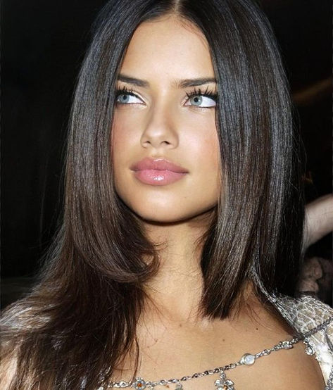 Most Iconic Women Of All Time, Pretty Famous Women, Adriana Lima Short Hair, My Celebrity Look Alike, Adriana Lima Makeup, Adrina Lima, Adrian Lima, Adriana Lima Style, Era Victoria