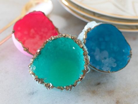 Grow DIY geodes at home for less than $5 with egg shells, Borax, and food coloring! Kids will love this simple science experiment for faux crystals. Crystal Recipes, Diy Geodes, Crystals For Kids, Borax Crystals, Resin Crystals, Growing Crystals, Simple Science, Kid Experiments, Diy Bird Feeder