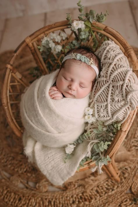 Fall Newborn Photo Ideas, Floral Newborn Pictures, Newborn Baby Girl Photoshooting, Newborn Boho Photography, Newborn Photos Winter, Boho Newborn Photos, Woodland Newborn Photography, Neutral Newborn Photos, Newborn Photography Flowers