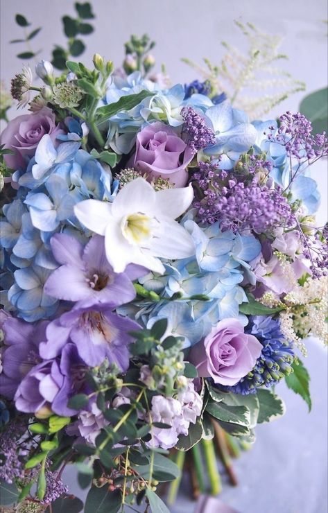 Blue And Purple Wedding Theme, Blue Bridal Flowers, Light Purple Wedding, Blue Purple Wedding, Pink Purple Wedding, Blue Flower Arrangements, Purple Wedding Bouquets, Purple Wedding Theme, Blue Wedding Bouquet