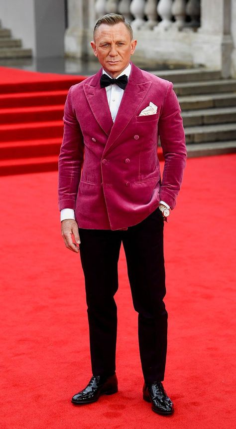 Hollywood Men Red Blazer Outfit, Daniel Craig Tuxedo, James Bond Suit Daniel Craig, Daniel Craig James Bond Style, James Bond Outfits Men, Red Carpet Suits Men, Red Carpet Suits, Red Suit Men, Daniel Craig Suit