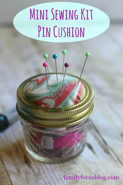 diy mini pin cushion sewing kit Diy Pin Cushion Tutorial, Easy Cute Diy, Mason Jar Pin Cushion, Sewing Kit Tutorial, Jar Magic, Mason Jar Craft, Diy Pin Cushion, Cushion Sewing, Kids Sewing Kit