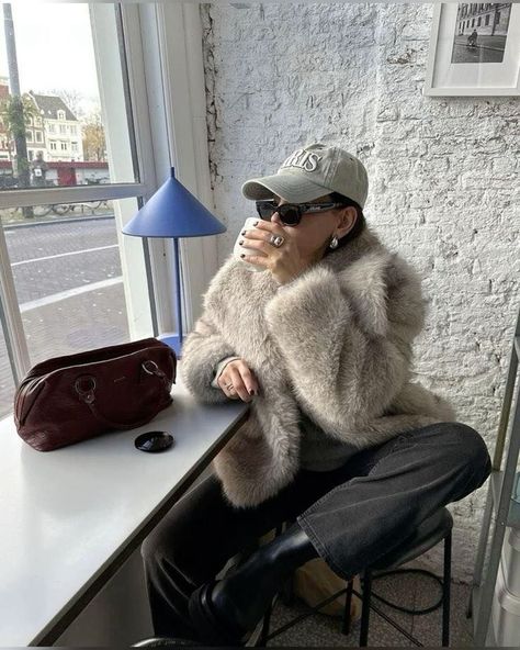 Faux Fur Coats Outfit, Winter Warm Outfits, Fur Coat Outfit, Trendy Cardigans, Fur Collar Jacket, Long Sleeve Coat, Bag Gucci, Trendy Outfit, Cold Weather Outfits