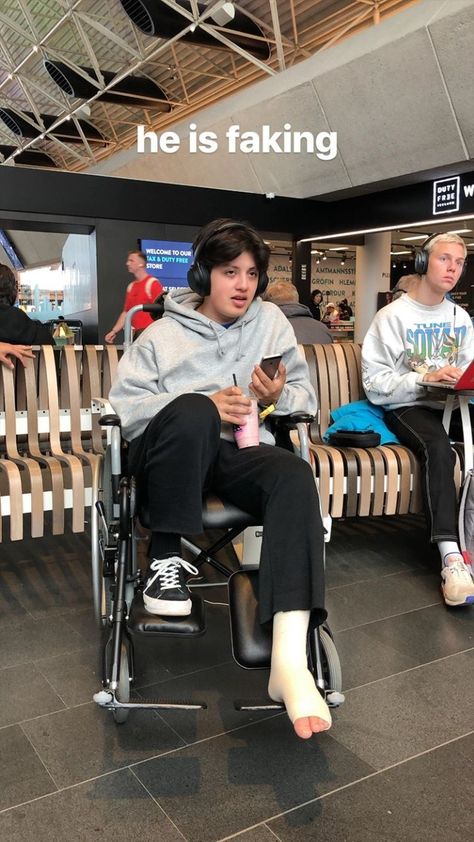 Boy Pablo, Dancing In The Dark, Men Fashion Casual Outfits, Daily Outfits, Baby Strollers, Outfit Inspirations, Casual Outfits, Street Style, Style Inspiration