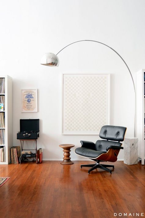 Living room corner with Eames lounge chair and FLOS Arco floor lamp. Mid Century Modern Apartment, Arco Floor Lamp, Renters Decorating, Modern Appartement, Living Room Corner, Mid Century Modern Living Room, Eames Lounge, Luminaire Design, Cozy Interior