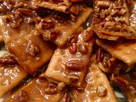 Easy Cracker Toffee Rolo Turtles, Easy Toffee, Club Crackers, Cracker Toffee, Women Living Well, Toffee Recipe, Homemade Candies, Köstliche Desserts, Yummy Sweets