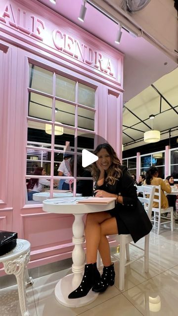 FOTEACONMIGO | WINNIE JARA on Instagram: "🎀☕️ CAFETERÍAS ROSA EN LIMA 💗✨

Ya saben que aquí amamos el rosa y los colores bonitos, así que te comparto mi top 3 de cafeterías rosita para una date con tu persona favorita:

1️⃣ @alecendrapasteleria : tiene 3 locales, en el video sale el local de José Gabriel Chariarse 316 Miraflores, pero también están en Punta Pejerrey 134 Surco y en Las Artes Norte 753 San Borja. 

2️⃣ @oriundacafeteria : Ricardo Palma 240 - Surquillo

3️⃣ @thetropicalconcept.pe : Av. Santa Cruz 381- Miraflores

Etiqueta en los comentarios a tu persona favorita para que vayan pronto a alguna de estas 3 cafeterías 💖🎀💗☕️
•
•
•
•
#cafeteriasbonitas #cafeteriasrosa #cafeteriastematicas #café #planeslima #limaperu #datoslima #miraflores #peru #cafeteria #aesthetic #pinkcafe Cafeteria Aesthetic, Peru, Cafe, On Instagram