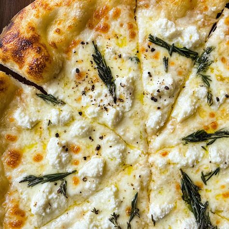 Best Pizza Bianca Recipe – Easy & Delicious White Pizza Best White Pizza Recipe, White Cheese Pizza, White Pizza Topping Ideas, Boursin Pizza, Specialty Pizza Ideas, Pizza Recipes Vegetarian, Garlic White Pizza, Simple Pizza Recipe, Fall Pizza Recipes