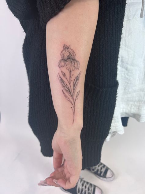 Iris Wrist Tattoo, Black And White Iris Tattoo, Iris Tattoo Design, Violet Tattoo, Iris Tattoo, Health Tattoo, Tattoo Aesthetic, Tattoos Women, Leg Tattoos Women