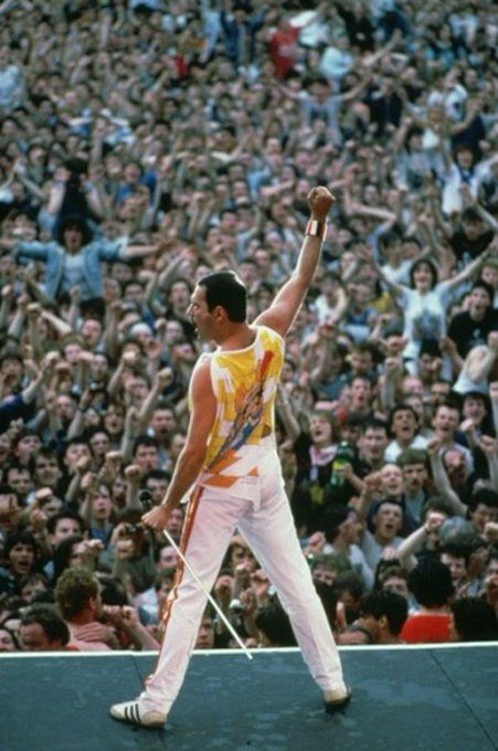 Freddie Mercury by Denis O'Regan at Wembley, London, 1986. Queens Wallpaper, King Of Queens, Freddy Mercury, Sweet Lover, Queen Love, Queen Photos, Roger Taylor, Queen Freddie Mercury, British Rock