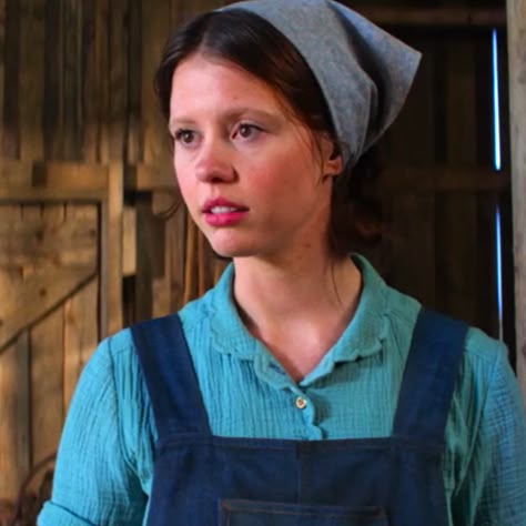 Pearl Smiling Mia Goth, Pearl Overalls Movie, Pearl Cosplay Mia Goth, Pearl Mia Goth Aesthetic, Mia Goth Pearl Movie, Pearl From Pearl Movie, Pearl Pfp Mia Goth, Pearl Costume Mia Goth, Pearl Movie Costume