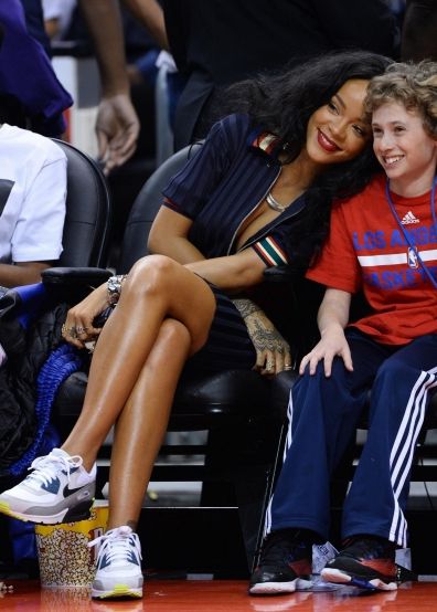 Rihanna street style candids 2014 x longanna long black curly hair x basketball game courtside Rihanna Courtside Outfits, Rihanna Basketball Game, Nba Courtside Fashion, Rihanna Courtside, Courtside Outfit Basketball, Courtside Fashion, Street Style Rihanna, Rihanna 2014, Street Style Hair