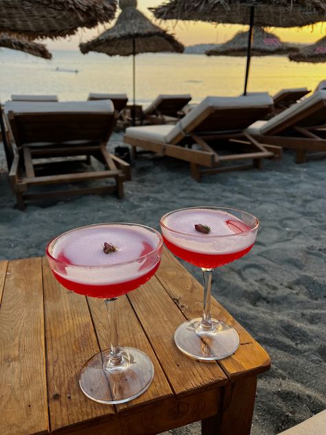 Cocktail On The Beach, Cocktails Beach, Cocktails On The Beach, Cocktail Beach, Dubai Beach, 2023 Goals, Beach Cocktails, Friday Mood, Pink Cocktails