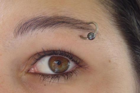 Eyebrow piercing is one of the most famous and the oldest. This article covered 100+ Eyebrow Piercing Ideas, Procedure, Pain, Healing Time, Price. Eyebrow Piercing Hoop, Horizontal Eyebrow Piercing, Eyebrow Piercing Cute, Eyebrow Piercing Ideas, Brow Piercing, Anti Eyebrow, Eyebrow Piercing Jewelry, Eyebrow Piercings, Piercing Face