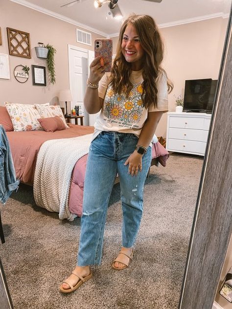 Summer Mom Outfits 2024 Midsize, Work Casual Outfit Plus Size, Casual Mom Jeans Outfit Spring, Spring Mom Jeans Outfit, Cute Mom Jeans Outfit Summer, Milenial Mom Outfit, Spring Outfits Mom Style, Sahm Summer Outfits, Cute Mom Outfits Plus Size