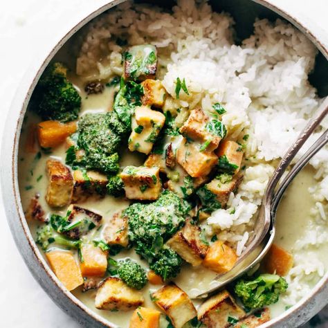 Sweet Potato And Broccoli, Potato And Broccoli, Green Curry Sauce, Green Curry Recipes, Tofu Recipes Easy, Healthy Winter Meals, Fall Dinners, Pinch Of Yum, Green Curry