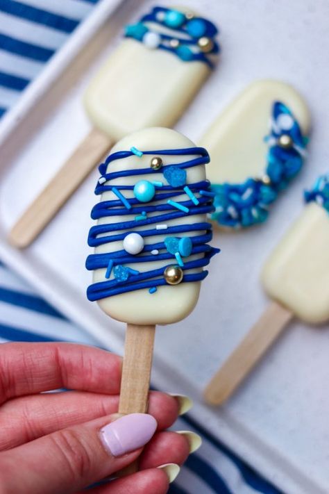 Graduation Cake Ideas, Blue Cake Pops, Graduation Cake Designs, Popsicles Cake, Grad Cake, Blue Desserts, Chocolate Covered Treats, Cake Pop Recipe, Cake Mixture