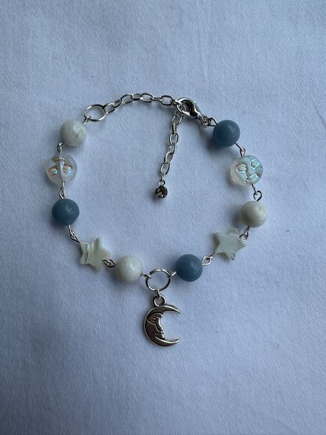 Moon Bracelet Aesthetic, Moon Charm Bracelet, Beaded Moon Necklace, Moon Beaded Necklace, Blue Charm Bracelet, Blue Bead Bracelet Ideas, Hippie Bracelets Diy, Moon Jewelry Aesthetic, Moon Beaded Bracelet