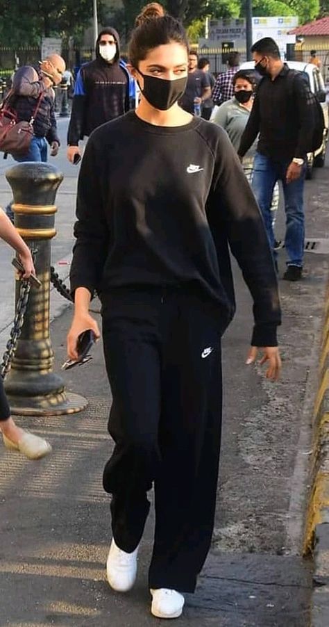 Deepika Padukone Outfits, Neet Aspirant, Trendy Date Night Outfit, Winter Wear Women, Celebrity Inspired Dresses, Deepika Padukone Style, Leggings Outfits, Classic Outfit, Winter Fashion Outfits Casual