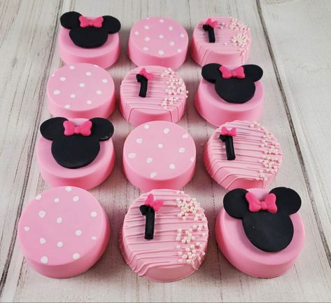 Minnie Mouse Treat Ideas, Minnie Mouse Oreos, Minnie Mouse Cakesicles, Minnie Mouse Party Treats, Minnie Mouse Strawberries, Minnie Mouse Birthday Treats, Minnie Mouse Dessert Table Ideas, Minnie Mouse Treats Table, Minnie Mouse Desserts