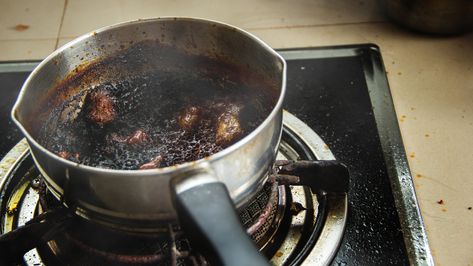 Even if you seriously burn food into a pot or pan, there's hope. With a few surprising items and a bit of extra time, even some of the worst messes can be fixed Pool Plants, Burnt Food, Food Tasting, Tasting Table, Low Carb Dinner, Pork Ribs, Pots And Pans, No Cook Meals, Food Lover