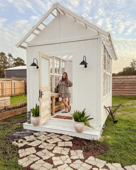 Garden Alcove Ideas, Shed Made Out Of Doors, Shed Studio Ideas, Farmhouse Shed, Storage Shed Ideas, She Shed Interior, Cottage Garden Sheds, Shed Interior, Shed Ideas